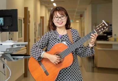 Lady with guitar